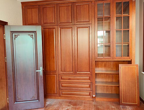 阜平中式家庭装修里定制的实木衣柜效果图